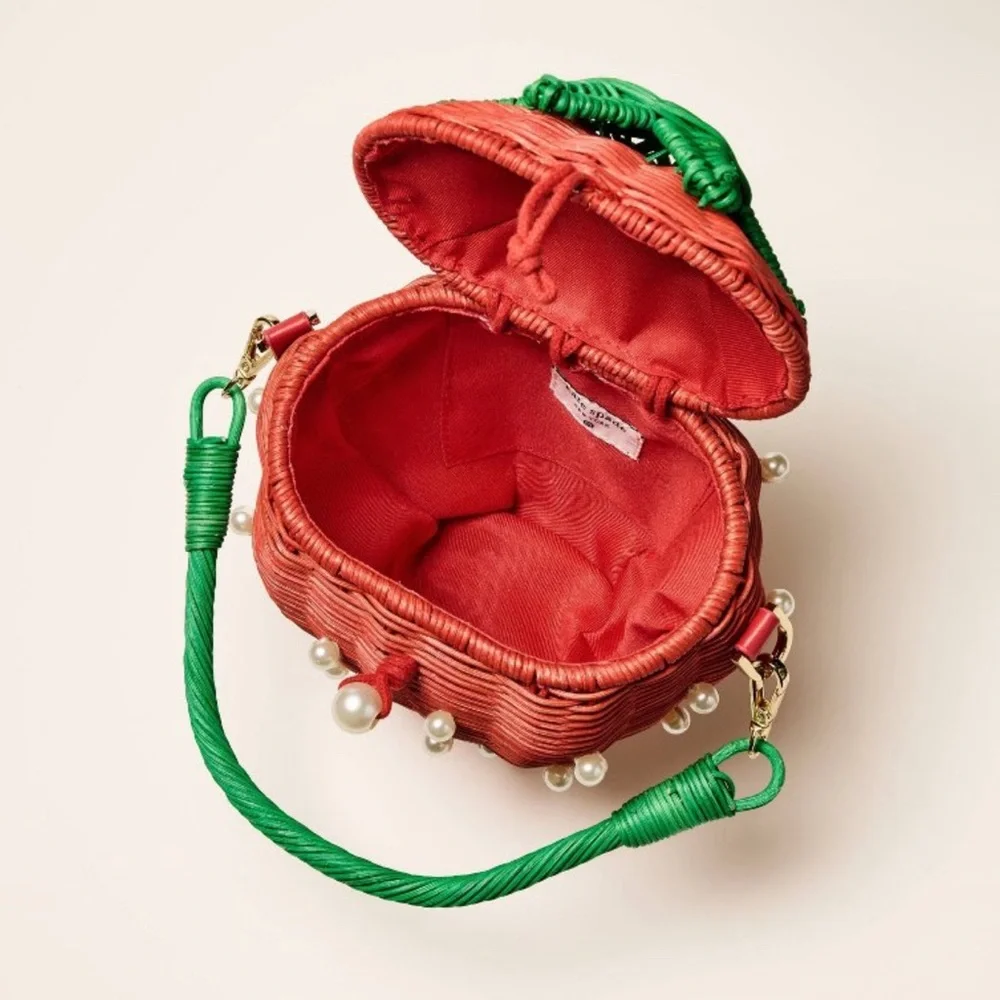 24HR DROP ⬇️ Kate Spade Pearl Strawberry Bucket bag - Picture 2 of 5
